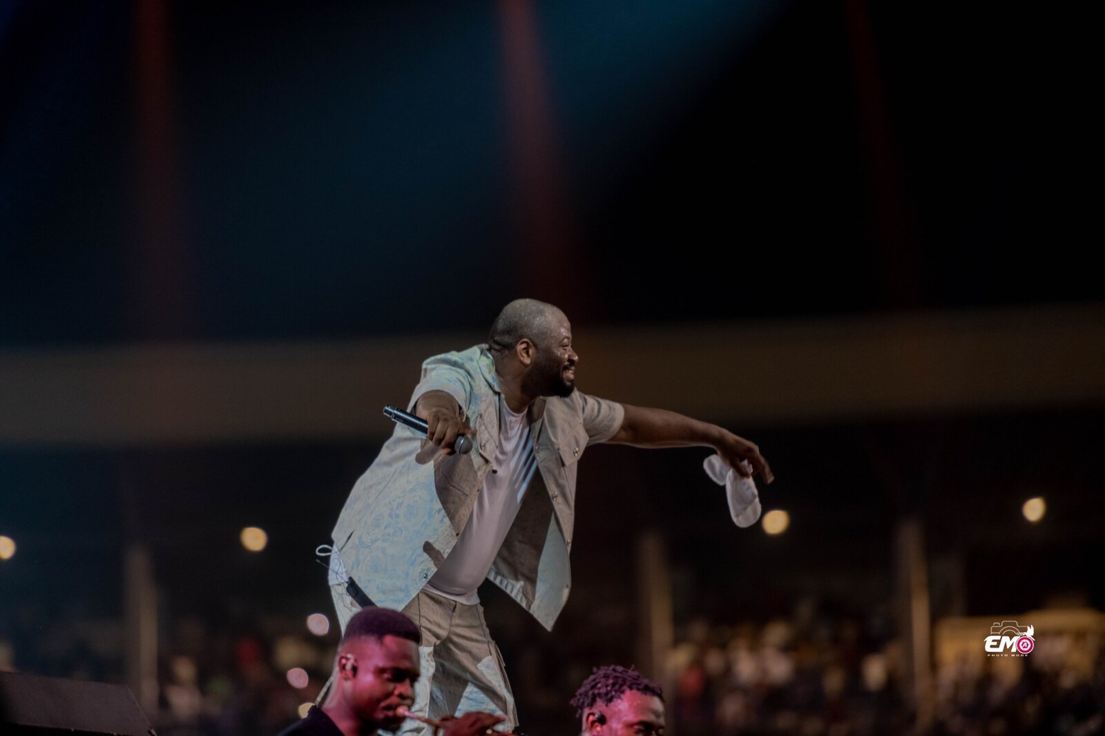 Moïse Mbiye partageant un moment de joie sur scène
